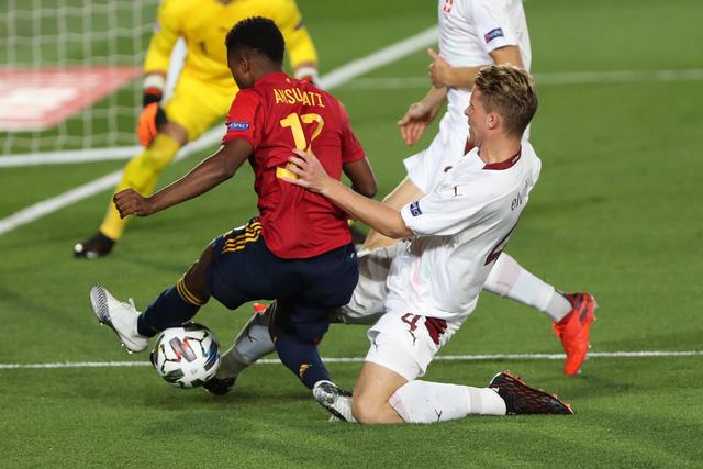 组图：世界杯-英格兰VS阿根廷 戈登先拔头筹